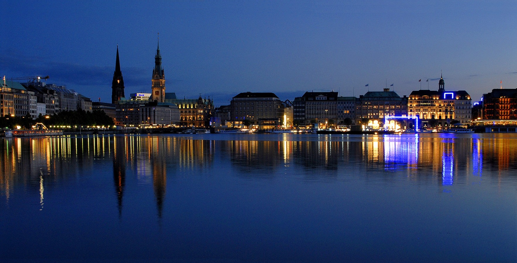 سئو /ImageCache?imageUrl=/wikipedia/commons/5/59/Binnenalster_am_Abend.jpg