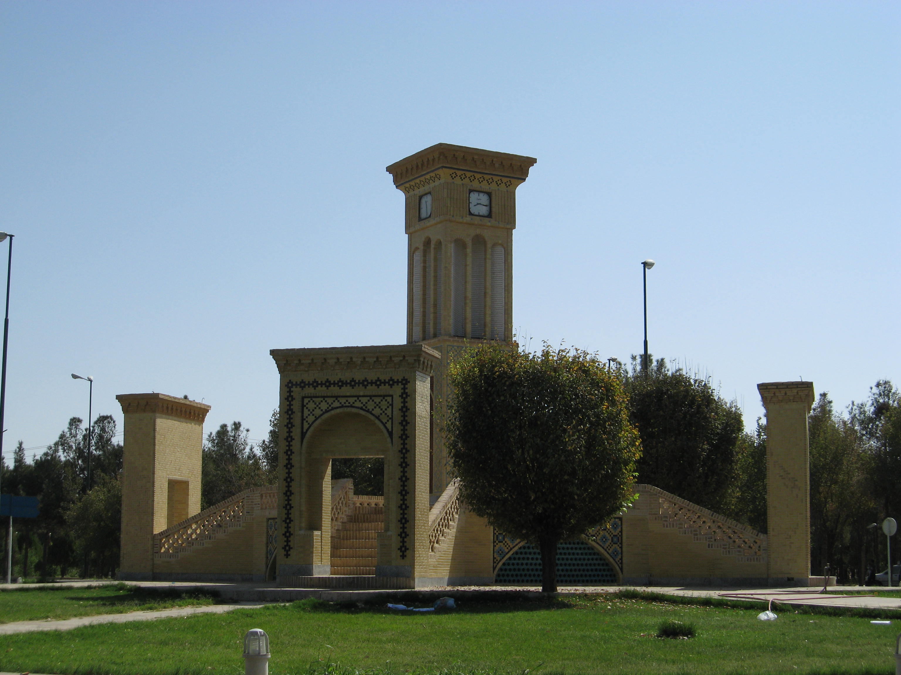 سئو /ImageCache?imageUrl=/wikipedia/commons/8/88/Badrood-MainSQ.JPG