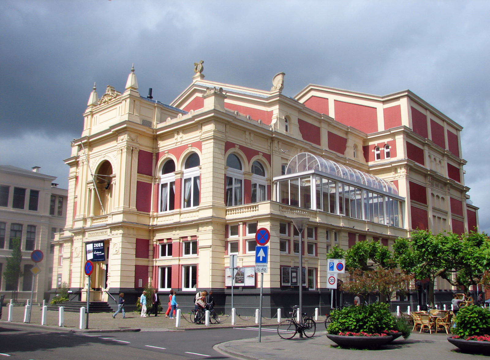 سئو /ImageCache?imageUrl=/wikipedia/fa/5/57/Stadsschouwburg.jpg